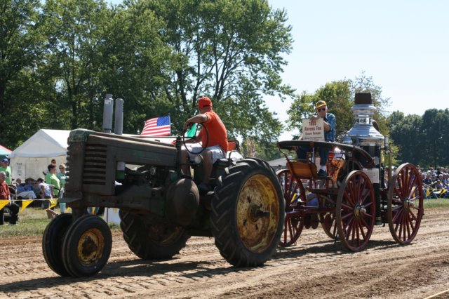 johndeereapulling1885ahrenssteampumper.jpg